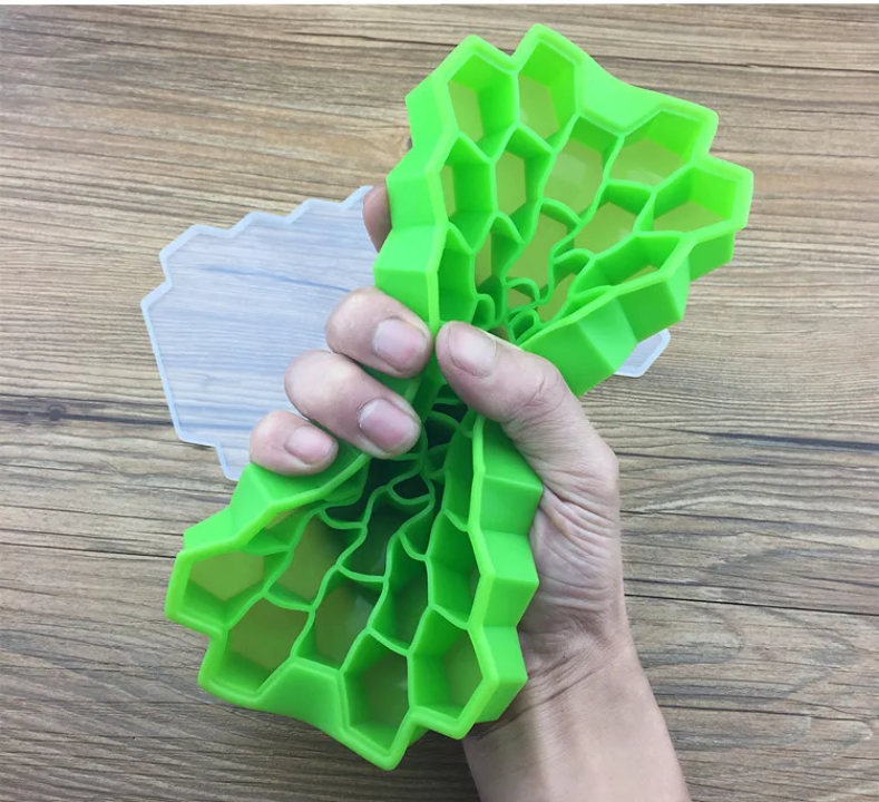 Honeycomb Silicone Ice Cube Tray with Lid – Easy Release Ice Mold